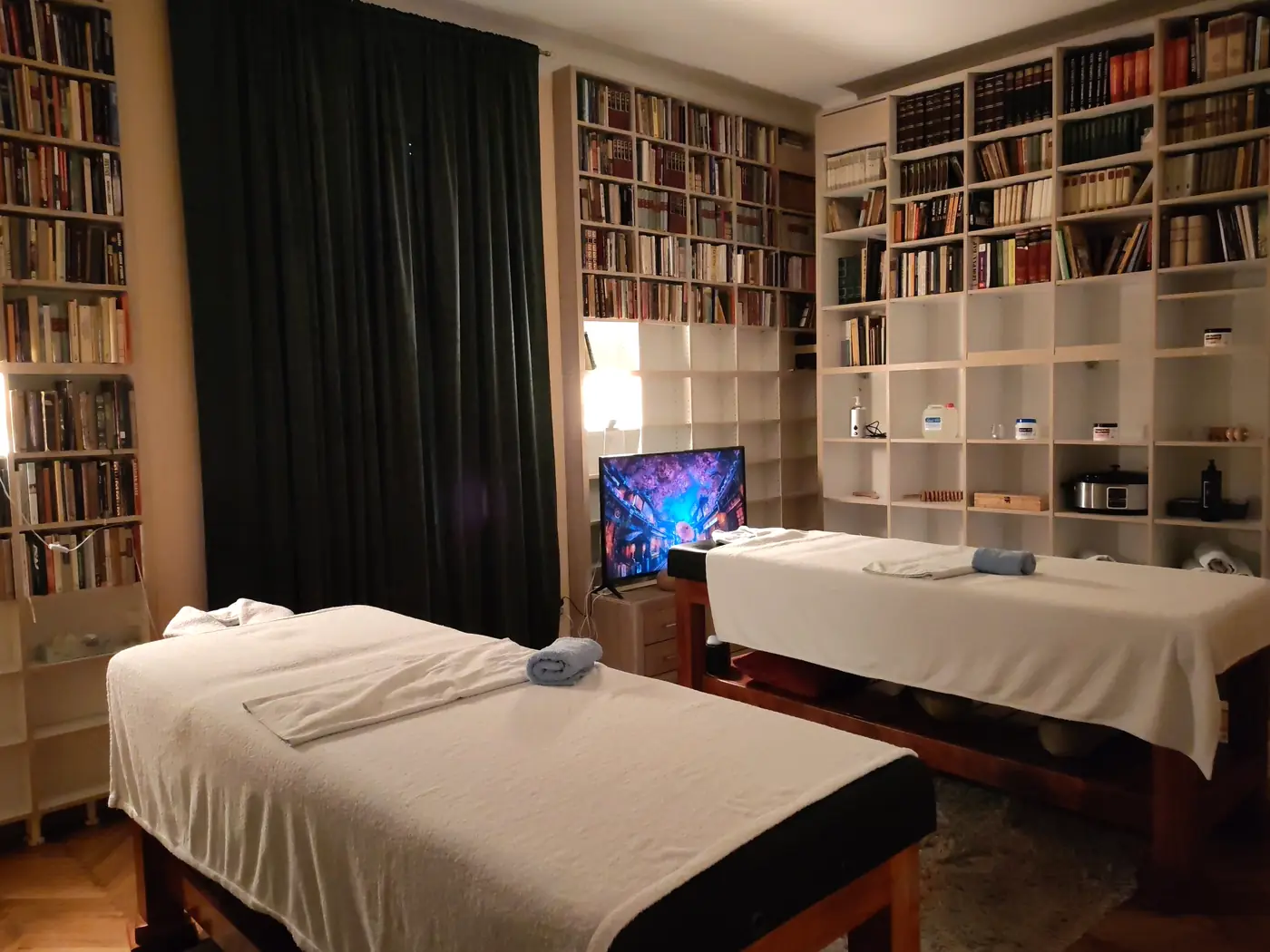 Soba za masažu za parove sa dva stola u salonu Oh My Goodness Massage